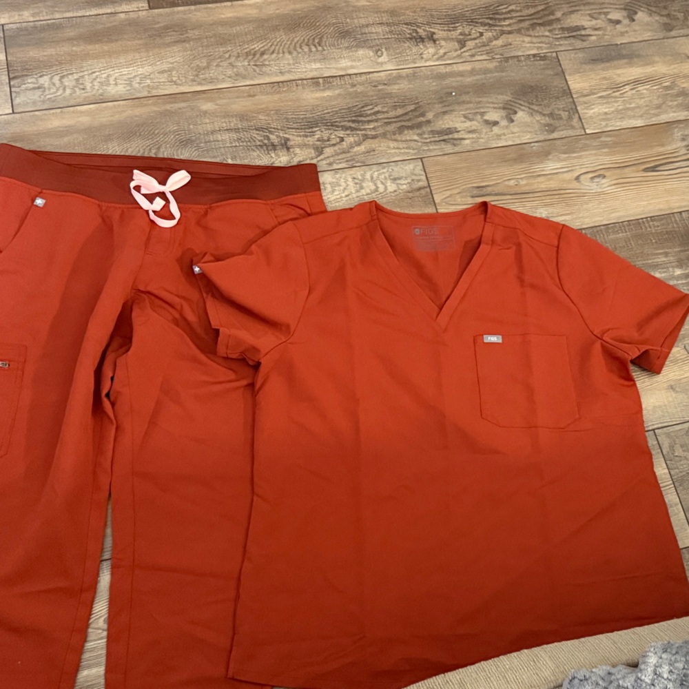 Figs Scrub set - Top is XXL, pants are XL